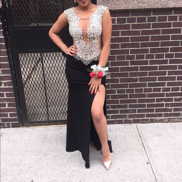 Beautiful black skirt gown, with mesh detailing - Picture 3 of 4